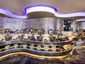 Breakfast, lunch, dinner served; international cuisine 