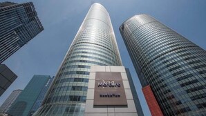 A tall, modern building with a glass facade and a sign that reads 'Mercure.' - Mercure Hangzhou Qianjiang (Hangzhou)