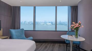 Quarto luxo, 1 cama King, vista para o rio | Roupas de cama premium, frigobar, cofres nos quartos, escrivaninha