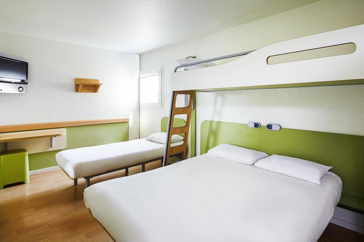 Kamar Triple, Beberapa Tempat Tidur | Selimut bulu angsa, meja kerja, dan ruang kerja ramah laptop