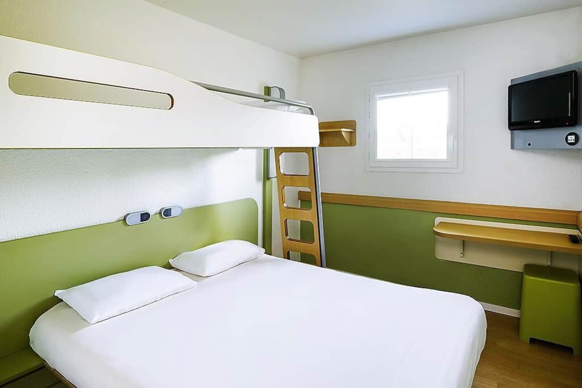 ألحفة محشوة بالريش ومكتب ومساحة عمل للكمبيوتر المحمول