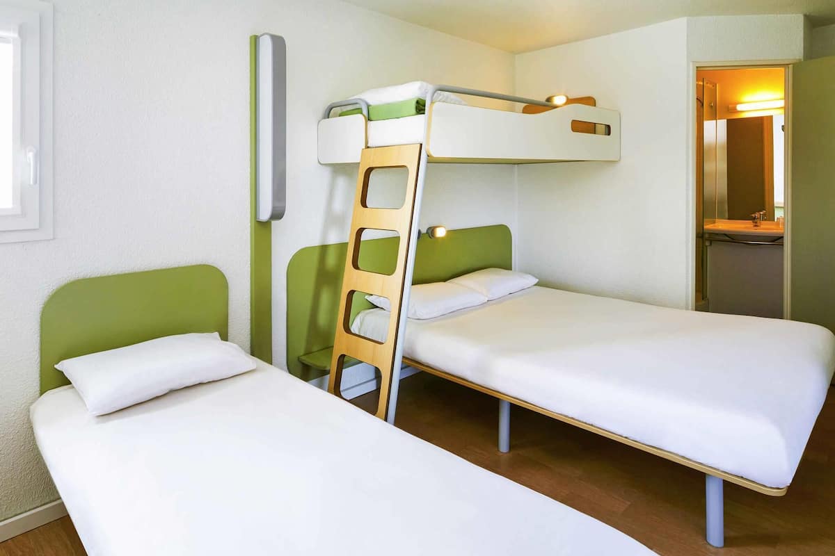 Habitació amb dos llits individuals, 2 llits individuals | Cobrellits, escriptori i espai de treball apte per a portàtils