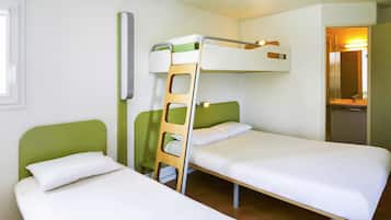 Una habitación con dos literas, una escalera, una mesita pequeña y un espejo.