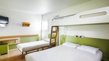 Ein Hotelzimmer mit zwei Betten, einem Fernseher, einem Holztisch und einer Leiter.