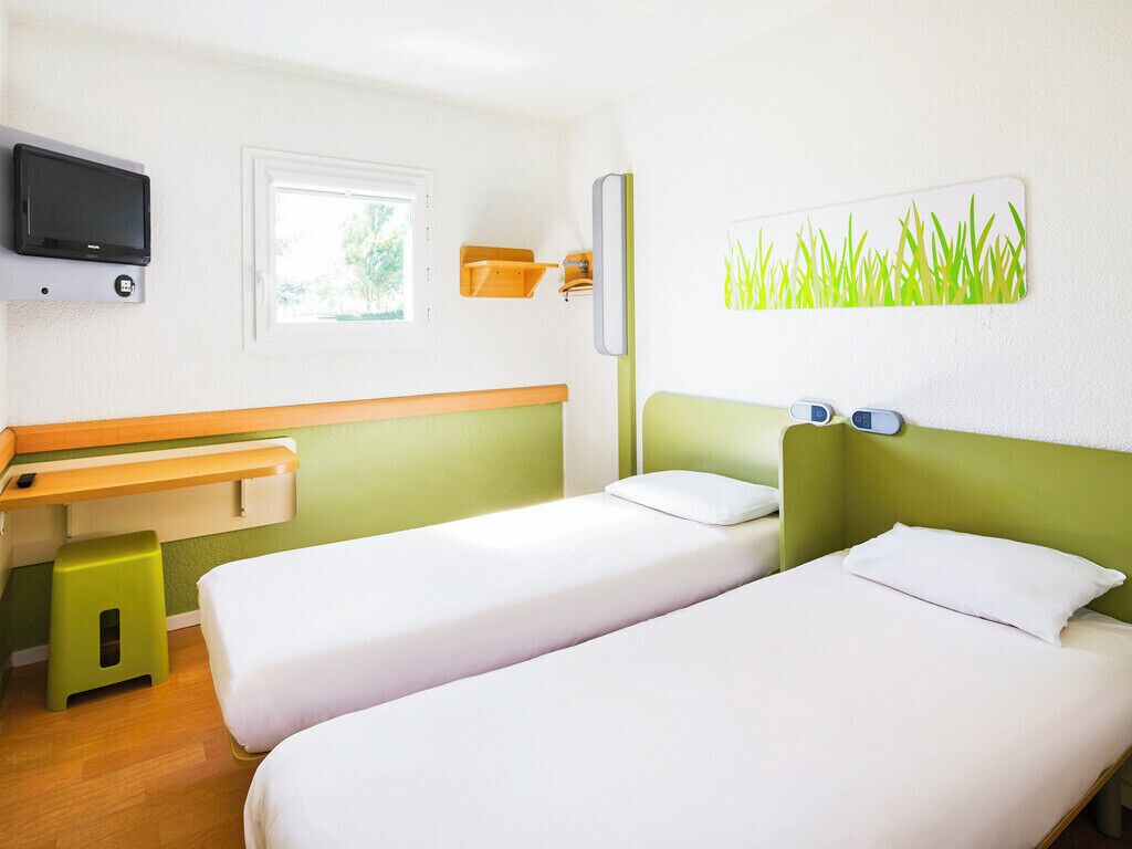 羽绒被、办公桌、笔记本电脑工作区、隔音