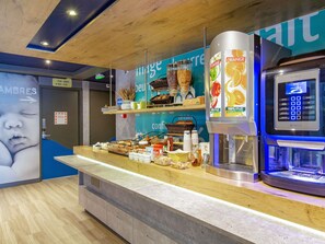 平日供應付費吃到飽自助式早餐