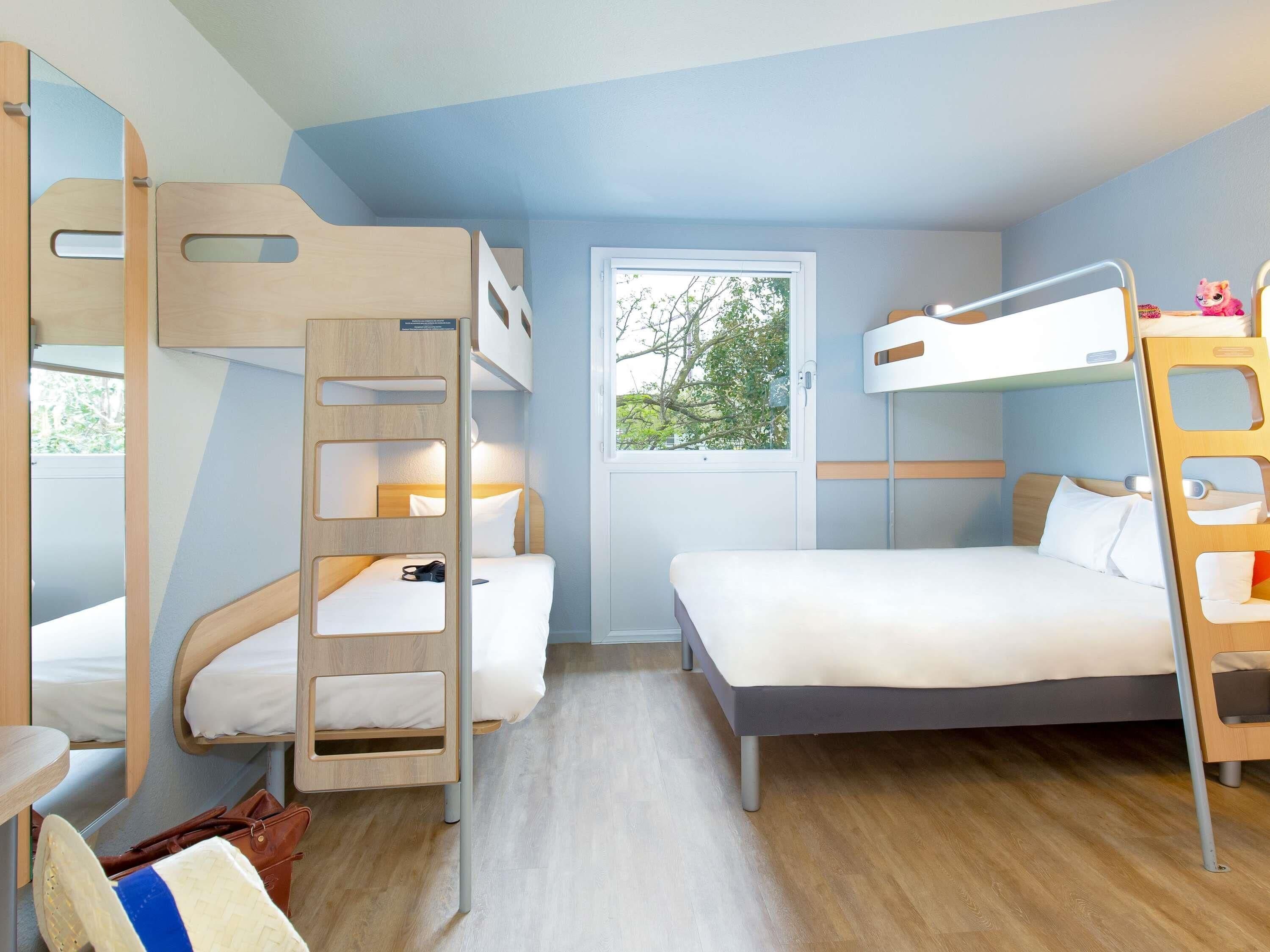 Habitació familiar, diversos llits | Roba de llit d'alta qualitat, escriptori i cortines opaques 