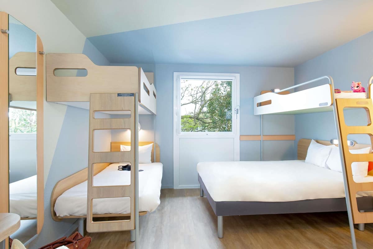 Habitació familiar, diversos llits | Roba de llit d'alta qualitat, escriptori i cortines opaques