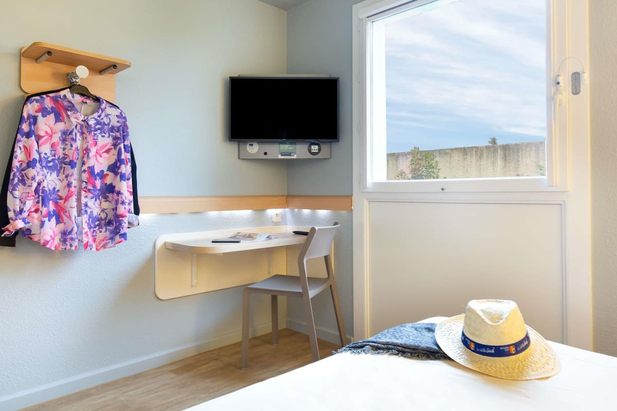 Triple Room, Multiple Beds | Premium bedding, desk, blackout drapes, soundproofing