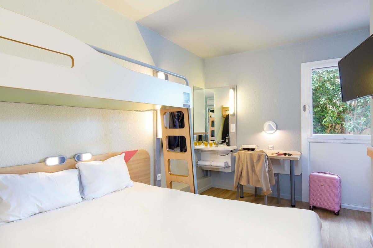 Habitació triple, diversos llits | Roba de llit d'alta qualitat, escriptori i cortines opaques