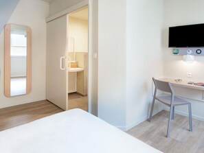 Premium bedding, desk, blackout drapes, soundproofing - ibis budget Cavaillon (Cavaillon)