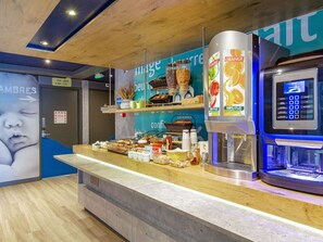 Petit déjeuner buffet servi en supplément en semaine
