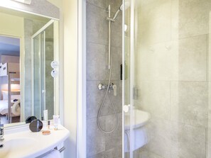 Ducha, bañera profunda, secador de pelo y toallas