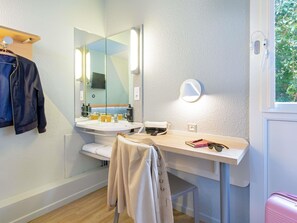 Triple Room, Multiple Beds | Premium bedding, desk, blackout drapes, soundproofing - ibis budget Cavaillon (Cavaillon)
