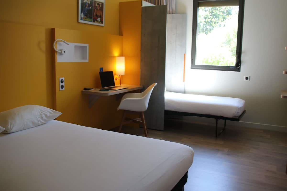 Room, Multiple Beds, Accessible | Laptop workspace, soundproofing, iron/ironing board (on request)