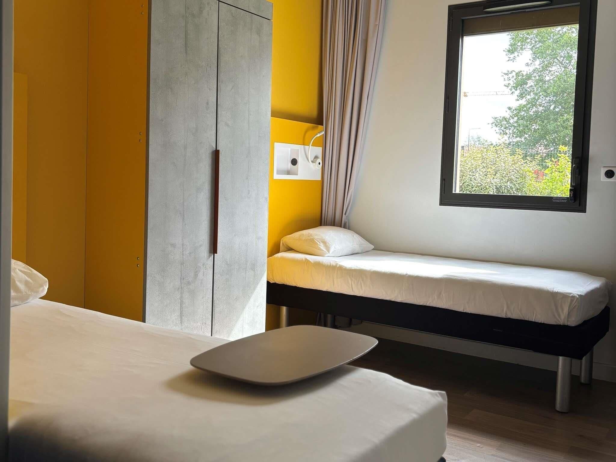 Laptop workspace, soundproofing, iron/ironing board, free WiFi