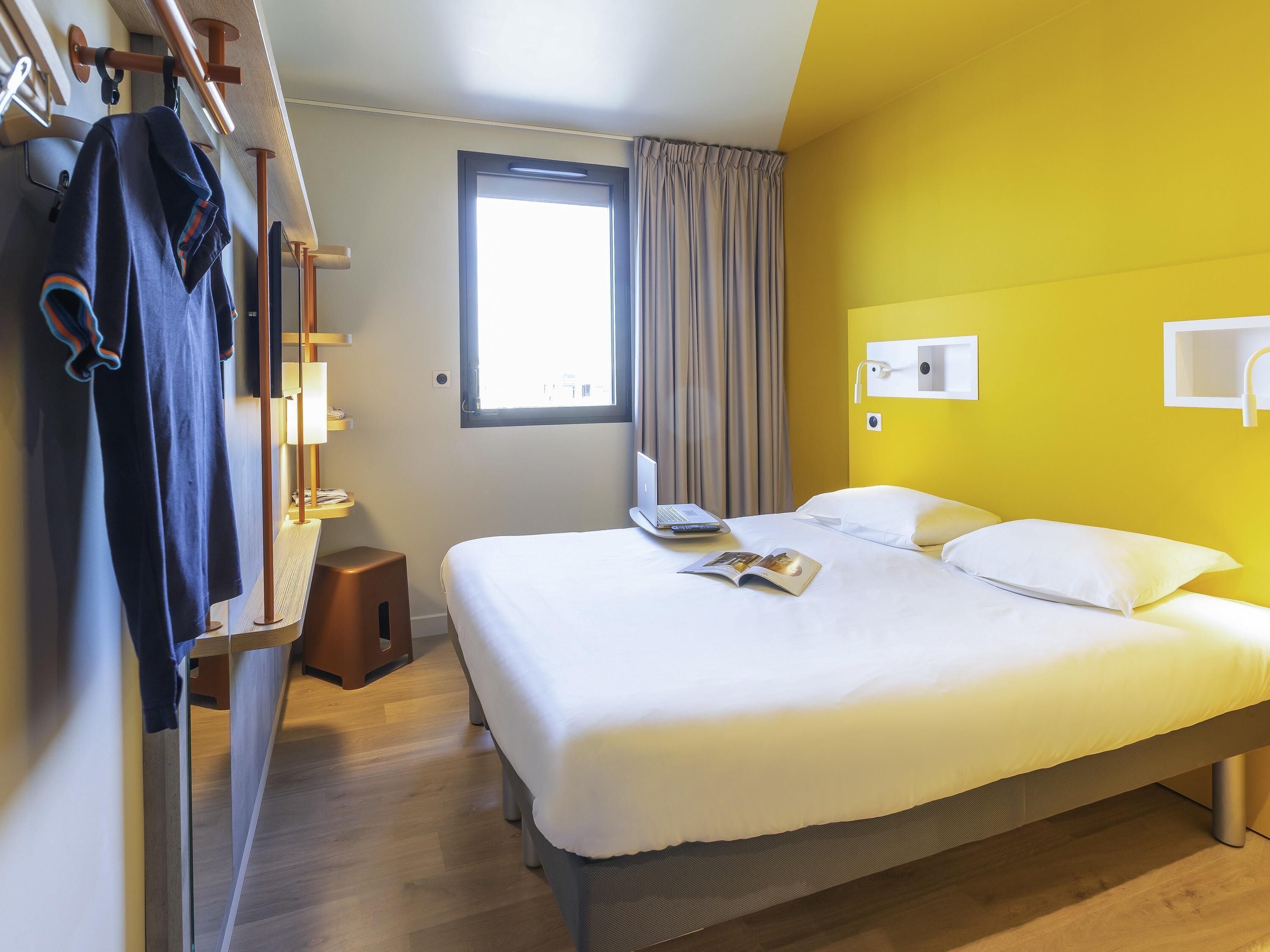 Double Room with Large Bed and Desk | Laptop workspace, soundproofing, iron/ironing board, free WiFi