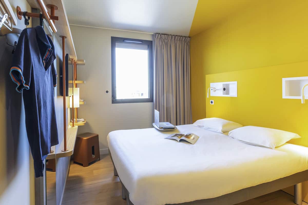 Double Room with Large Bed and Desk | Laptop workspace, soundproofing, iron/ironing board, free WiFi