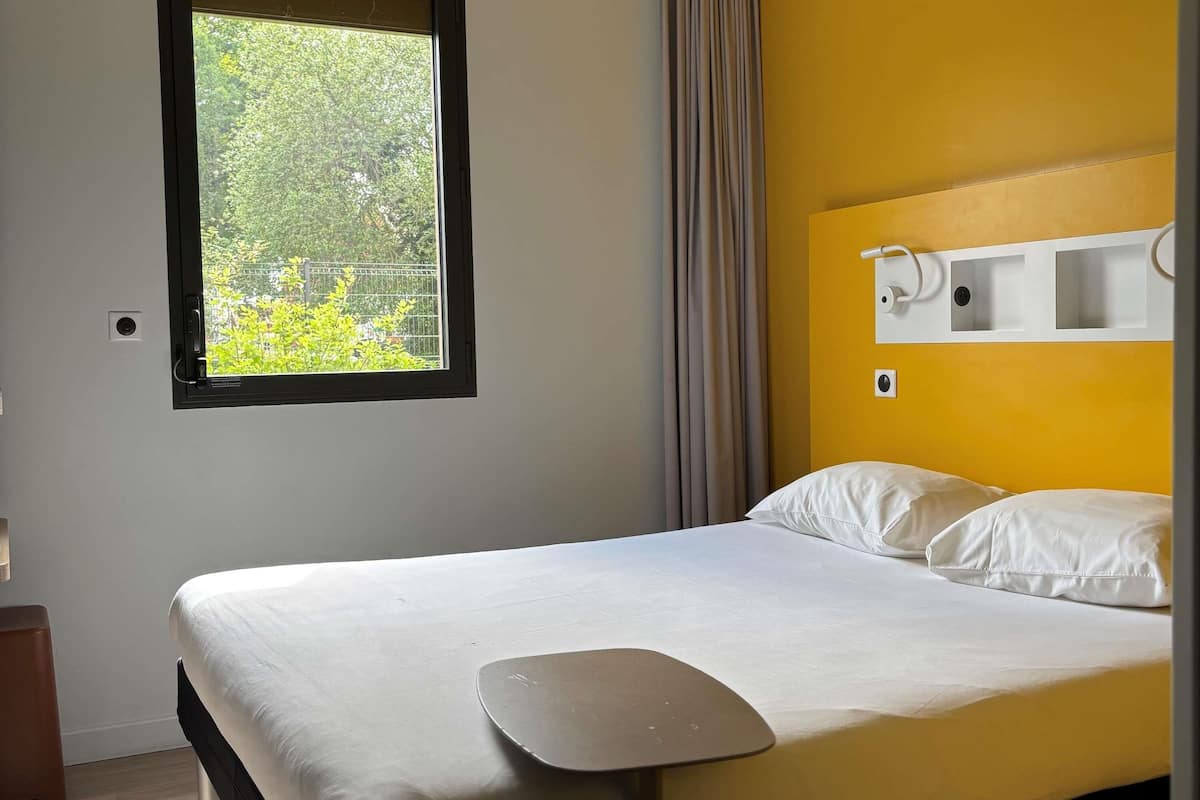 Double Room with Large Bed and Desk | Laptop workspace, soundproofing, iron/ironing board, free WiFi