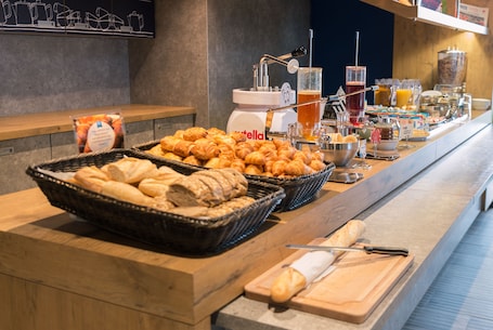 Daily buffet breakfast for a fee. ibis budget Rennes Route de Lorient