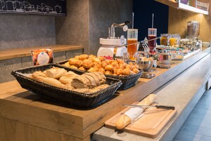 Un buffet proposant des croissants, du pain et une machine à café.