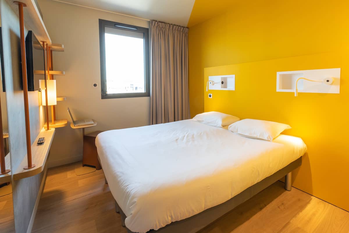 Habitación doble | 2 habitaciones, espacio para trabajar con laptop y insonorización