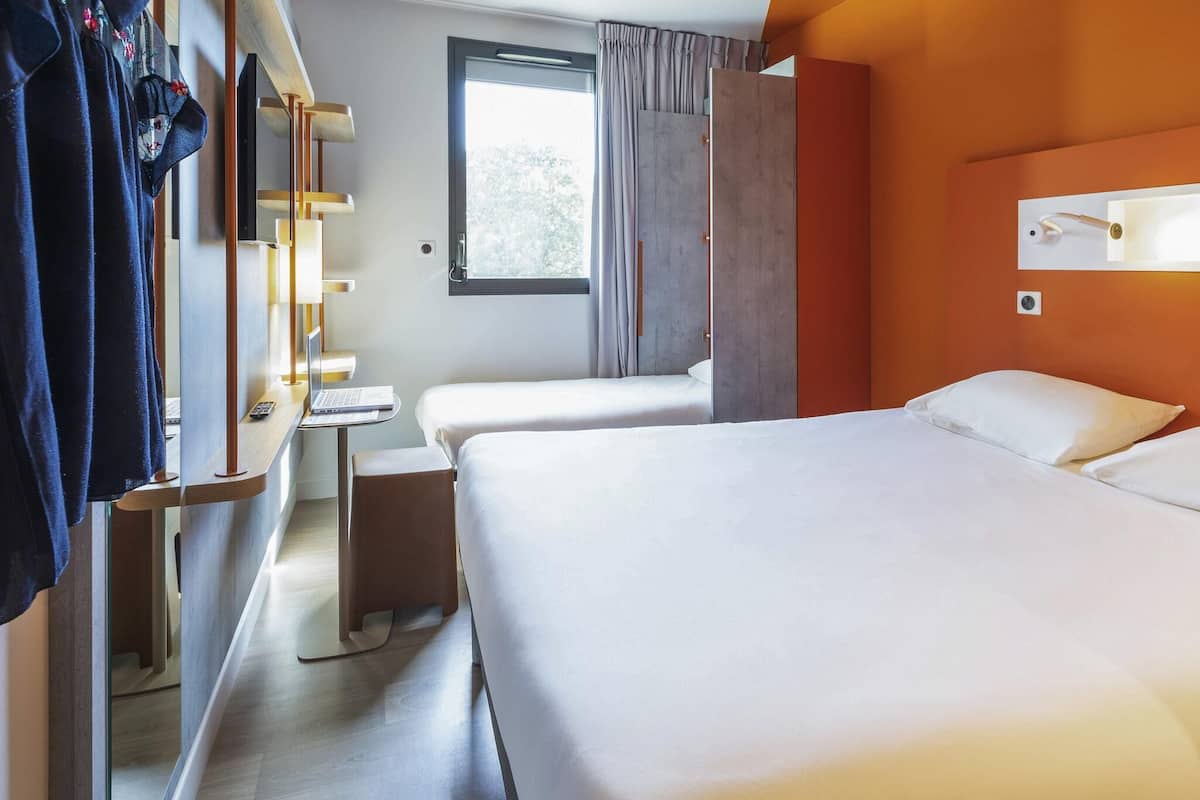 Triple Room, Multiple Beds | Laptop workspace, soundproofing, iron/ironing board, free WiFi