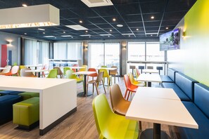 Daily buffet breakfast for a fee - ibis budget Rennes Route de Lorient (Rennes)