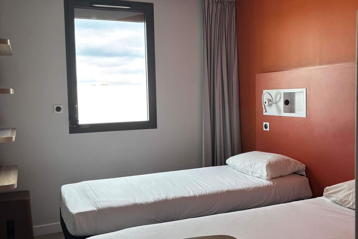 Chambre avec lits jumeaux, 2 lits une place | Espace de travail pour ordinateur portable, chambres insonorisées