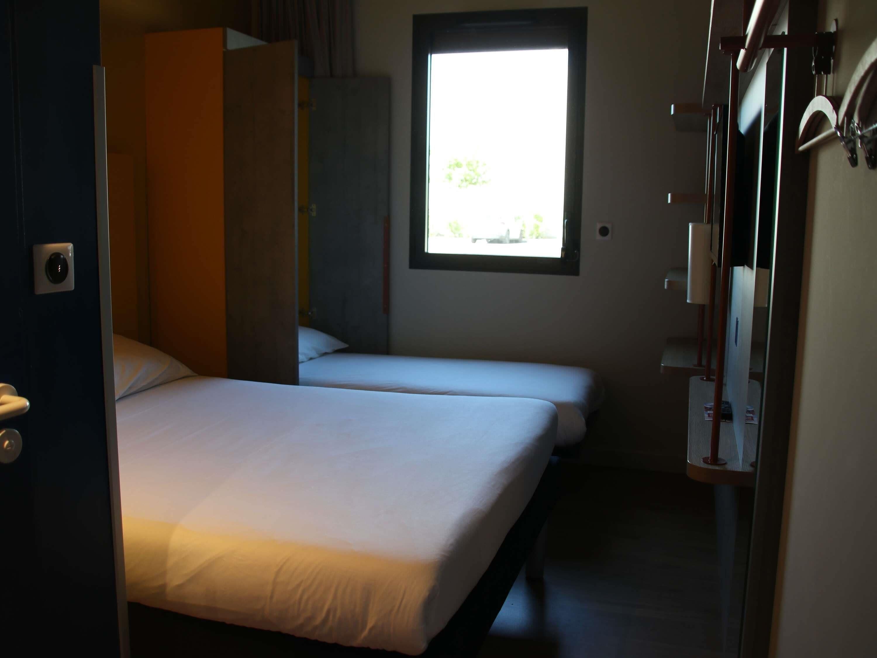 Chambre triple, Plusieurs lits | Espace de travail pour ordinateurs portables, système d’insonorisation