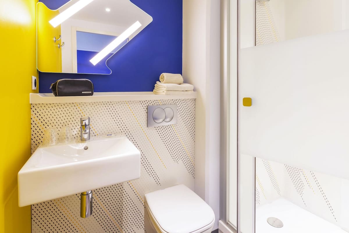 Laptop workspace, soundproofing, iron/ironing board, free WiFi