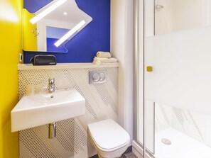 Double Room with Large Bed and Desk | Laptop workspace, soundproofing, iron/ironing board, free WiFi - ibis budget Rennes Route de Lorient (Rennes)