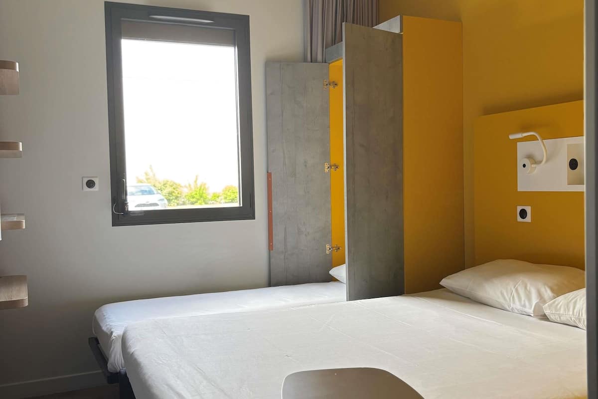 Chambre Triple, plusieurs lits | Espace de travail pour ordinateur portable, chambres insonorisées