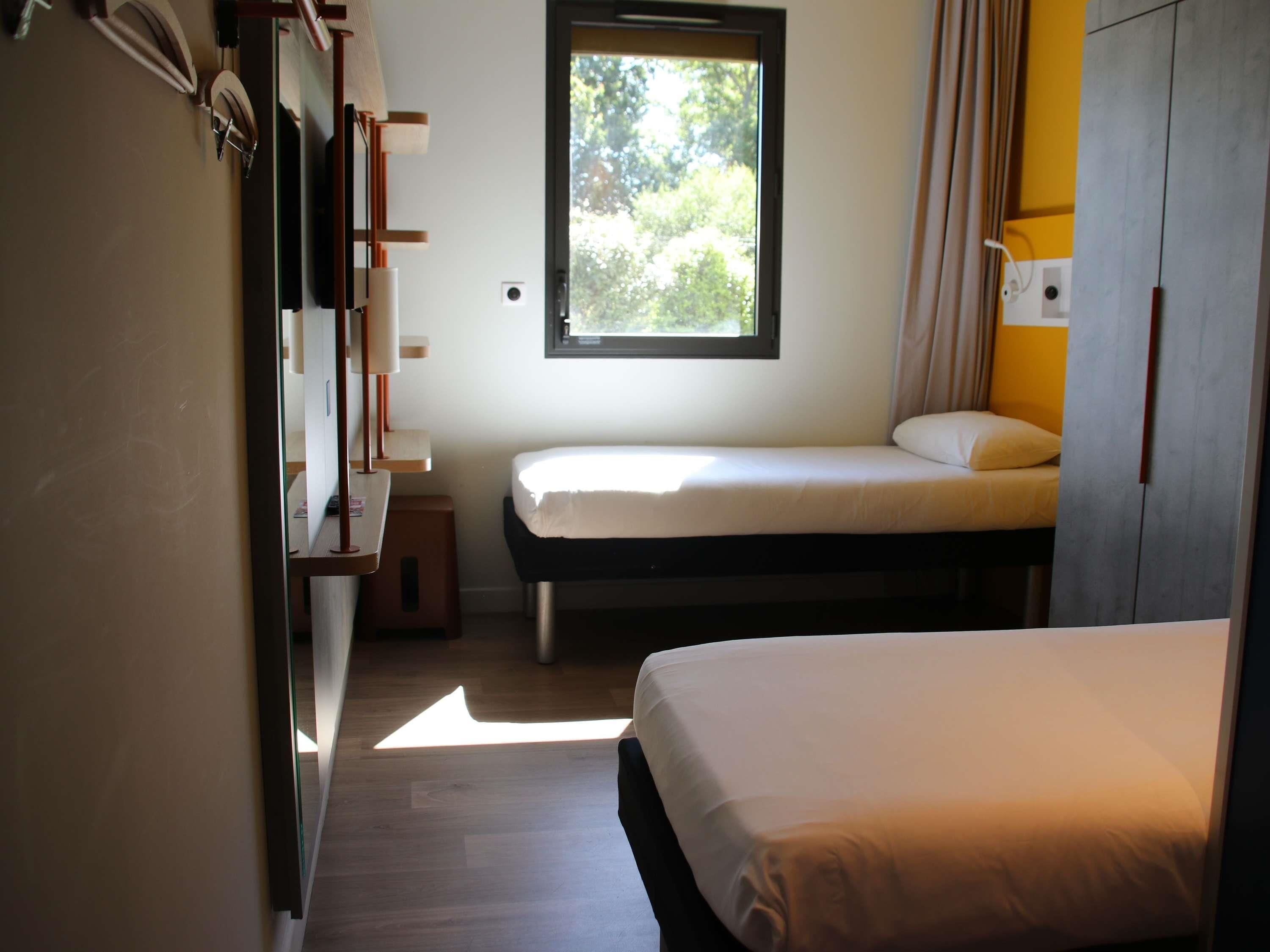 Chambre, Plusieurs lits | Espace de travail pour ordinateurs portables, système d’insonorisation