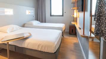 Chambre avec lits jumeaux, 2 lits une place | Espace de travail pour ordinateur portable, chambres insonorisées