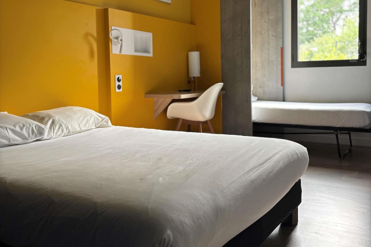Chambre, plusieurs lits, accessible aux personnes à mobilité réduite | Espace de travail pour ordinateur portable, chambres insonorisées