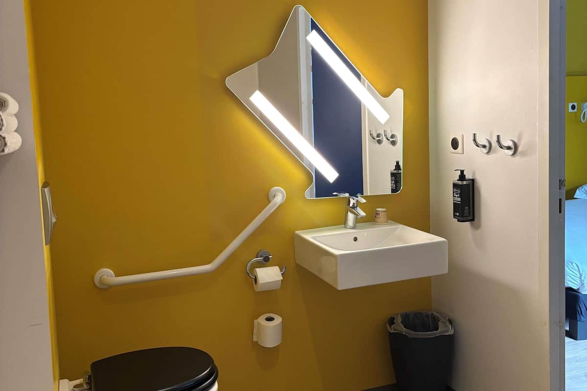 غرفة - عدة أسرّة - تجهيزات لذوي الاحتياجات الخاصة | مساحة عمل للكمبيوتر المحمول وتجهيزات عازلة للصوت ومكواة/لوح كي