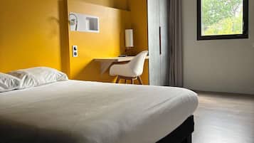 Laptop workspace, soundproofing, iron/ironing board, free WiFi