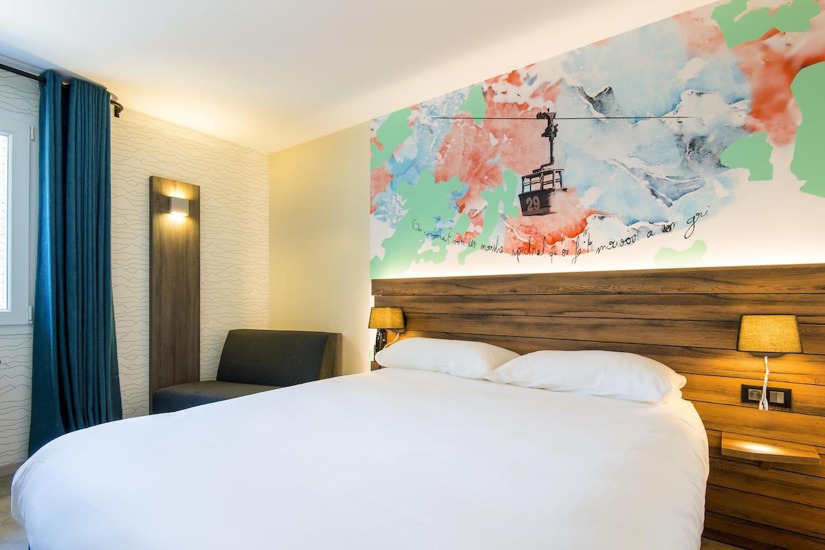 Roupas de cama premium, escrivaninha, quartos à prova de som