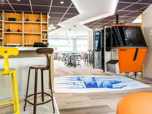 Un interior moderno con una zona de bar, asientos y un diseño de piso temático de hielo.
