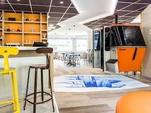 Un intérieur moderne avec un espace bar, des sièges et un design de sol original sur le thème de la glace.