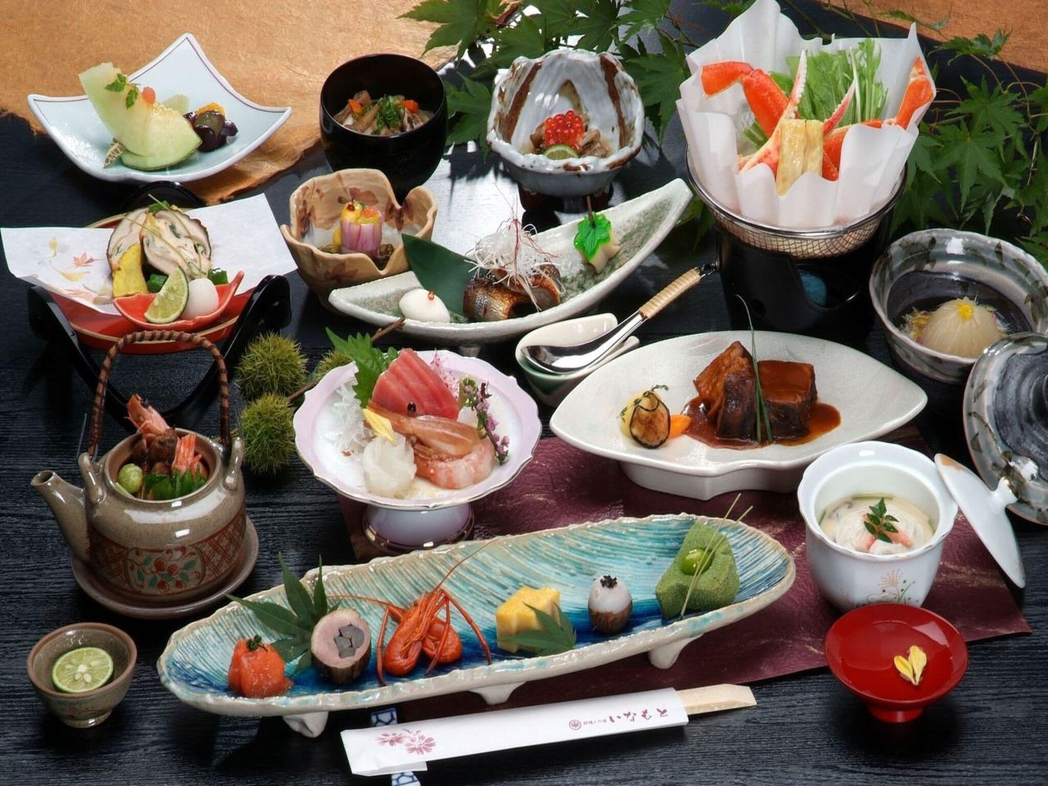 Una variedad de platos japoneses dispuestos sobre una mesa.