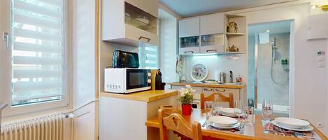 Frigorifero, microonde, forno, piano cottura