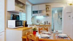 Réfrigérateur, four à micro-ondes, un four, surface de cuisson