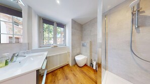 Banheira, secador de cabelo, toalhas de banho 