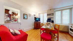 TV, DVD player, livros