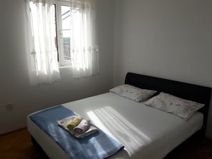 Apartamento conforto, 2 quartos | 2 quartos, espaço de trabalho para notebook, Wi-Fi de cortesia