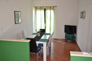 Apartamento conforto, 2 quartos | 2 quartos, espaço de trabalho para notebook, Wi-Fi de cortesia