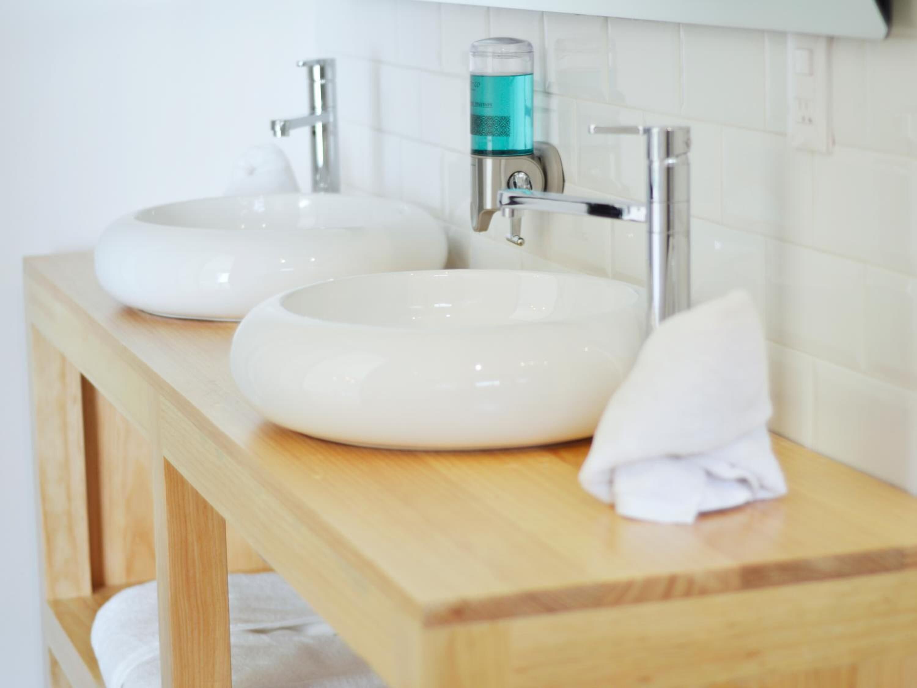 free toiletries, towels