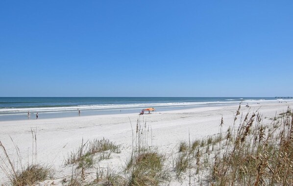 على الشاطئ، كراسي للتشمس، مناشف للشاطئ